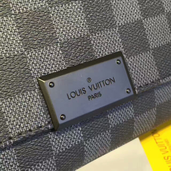 Louis Vuitton N41272 District MM Messenger Bag Damier Graphite Canvas
